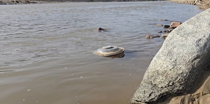 مرصد يمني يدعو المواطنين إلى الحذر من الذخائر والألغام التي تجرفها السيول