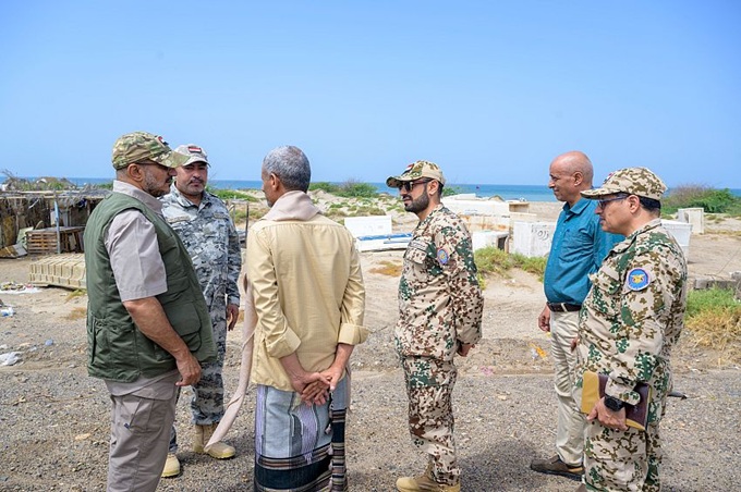 طارق صالح يوجه بسرعة إعادة فتح الطرق التي دمرتها السيول الغزيرة في المخا 