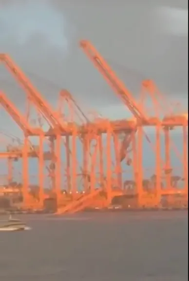 هجوم بطائرتين مسيّرتين يستهدف ميناء صلالة العماني وأضرار بالمرفق