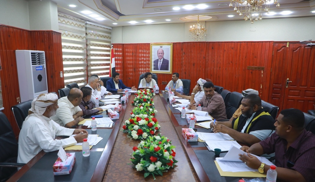 بعلم اليمن وصورة الرئيس العليمي.. محافظ المهرة يناقش الموازنة التشغيلية لصندوق النظافة والتحسين لعام 2026م
