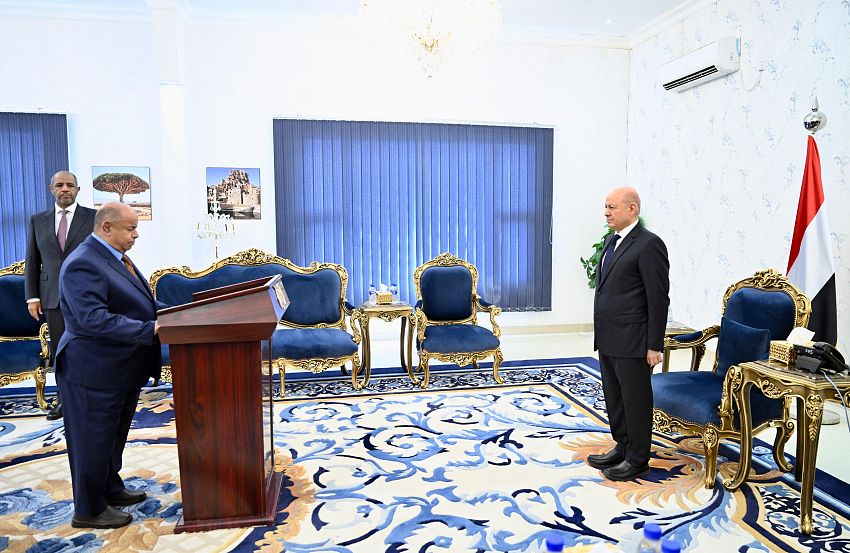 محافظ حضرموت الجديد يؤدي اليمين الدستورية أمام الرئيس العليمي في عدن