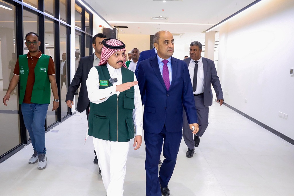 بتمويل وتنفيذ من السعودية.. بن بريك يطلع على الترتيبات النهائية لافتتاح مشروع مبنى رئاسة الوزراء في عدن