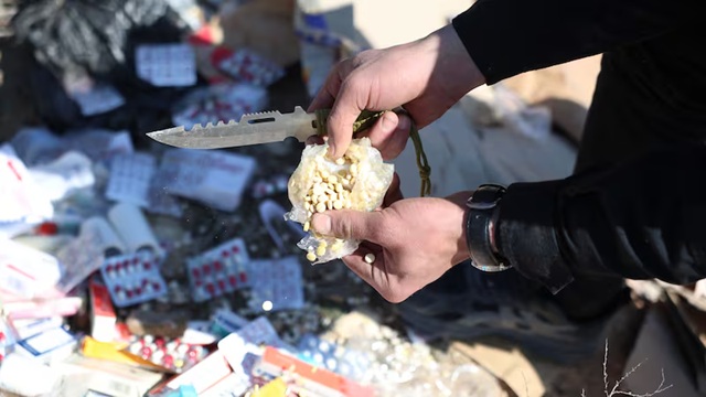 الحمير والطائرات المسيّرة: كيف يتحول اليمن إلى مركز عبور للمخدرات لمن يدفع أكثر