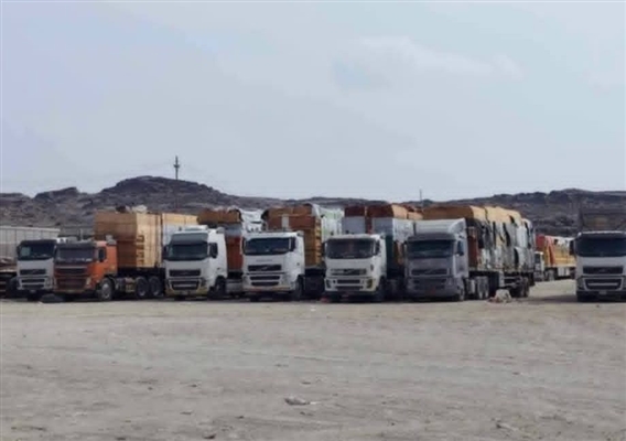 الحوثيون يمنعون دخول عشرات الشاحنات المحملة بالأخشاب منذ أكثر من شهر