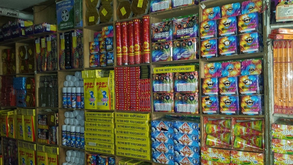 عبث طفل بالألعاب النارية يتسبب بوفاة رضيعة واحتراق منزلين في الحديدة