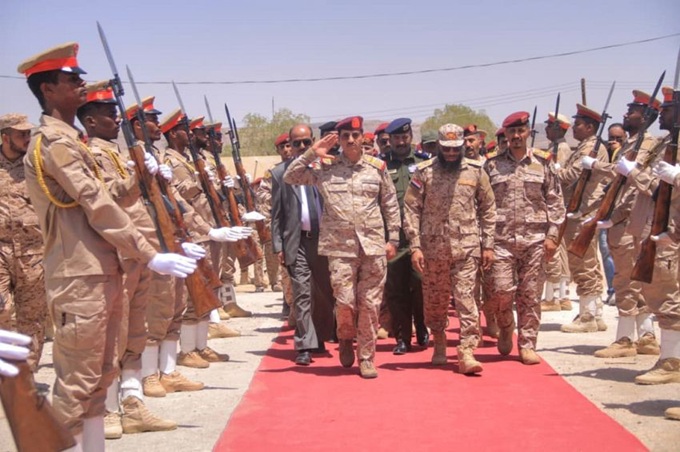 وزير الدفاع يطلع على جاهزية المنطقة العسكرية الأولى ويشدد على توحيد الجهود لتعزيز الأمن والاستقرار