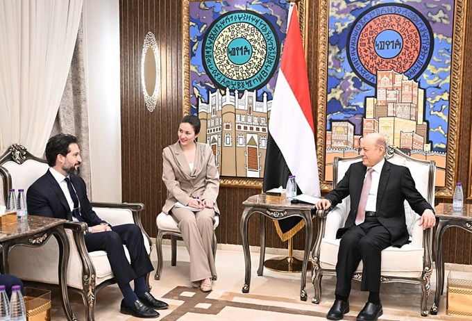 الرئيس العليمي يلتقي دبلوماسي أمريكي ويحدّد شروط إحلال الاستقرار في اليمن