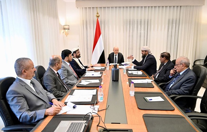 الرئاسي اليمني يؤكد التزام الدولة بالدفاع عن مواطنيها في مناطق الحوثيين وحماية مصادر عيشهم