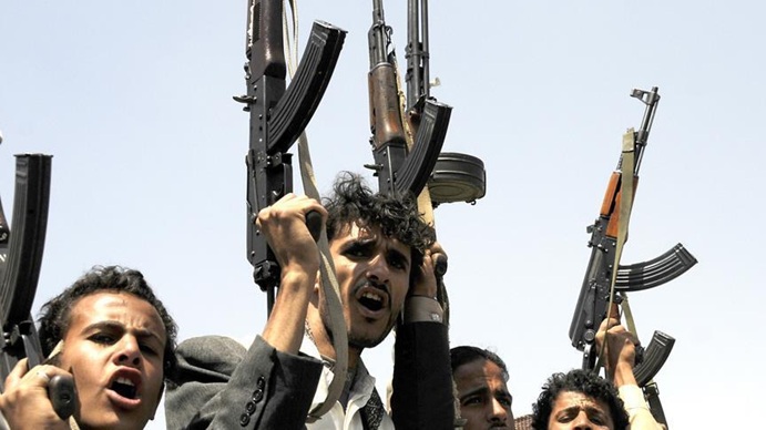 مشرف حوثي يختطف فتاتين من قعطبة وينقلهما إلى الحديدة