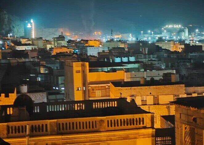 تحالف دعم الشرعية يقصف سفينتين في ميناء المكلا ويكشف عن شحنة أسلحة قادمة من الإمارات