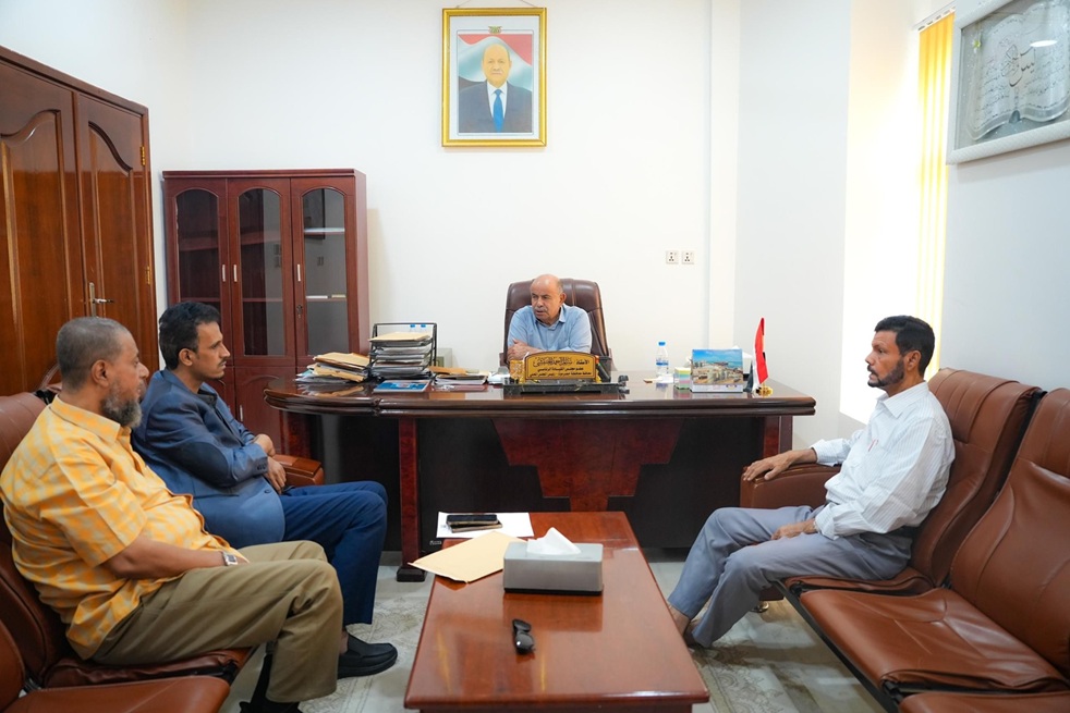 الخنبشي يناقش مع قيادات الجمارك تعزيز الإيرادات ومعالجة تحديات ميناء الشحر