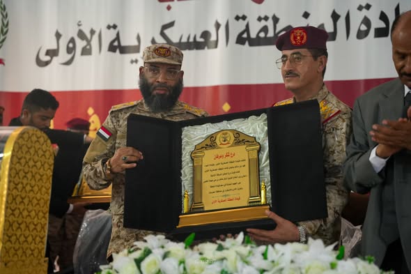 قائد المنطقة العسكرية الأولى يشيد بجهود وزير الدفاع ويكرمه تقديرًا لإسهاماته الوطنية