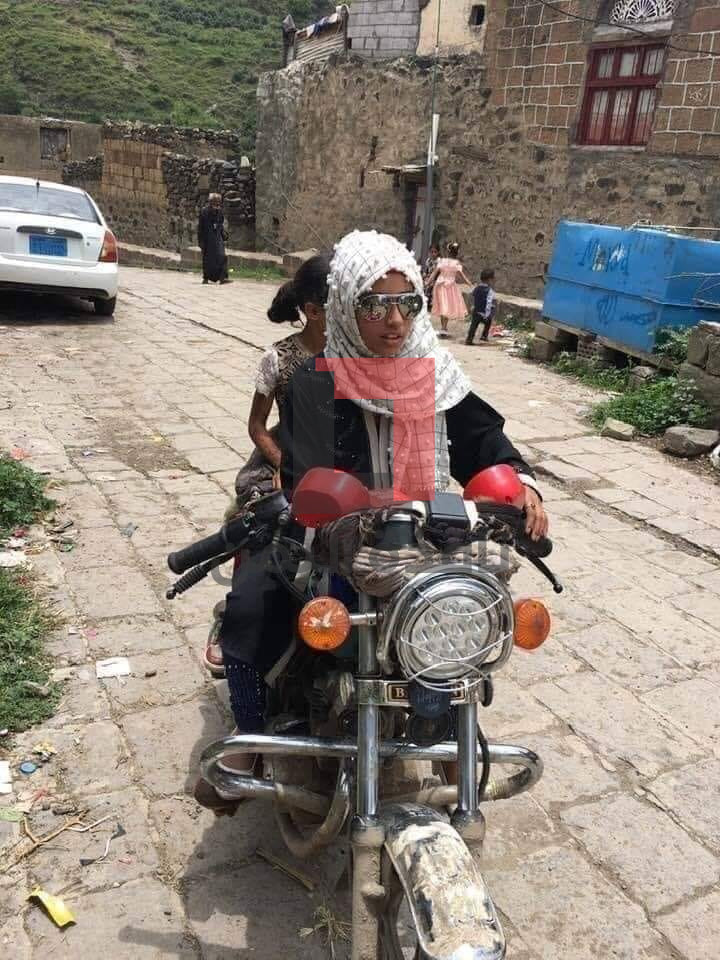 شاهد بالصورة .. فتاة يمنية تقود دراجة نارية لأول مرة.!